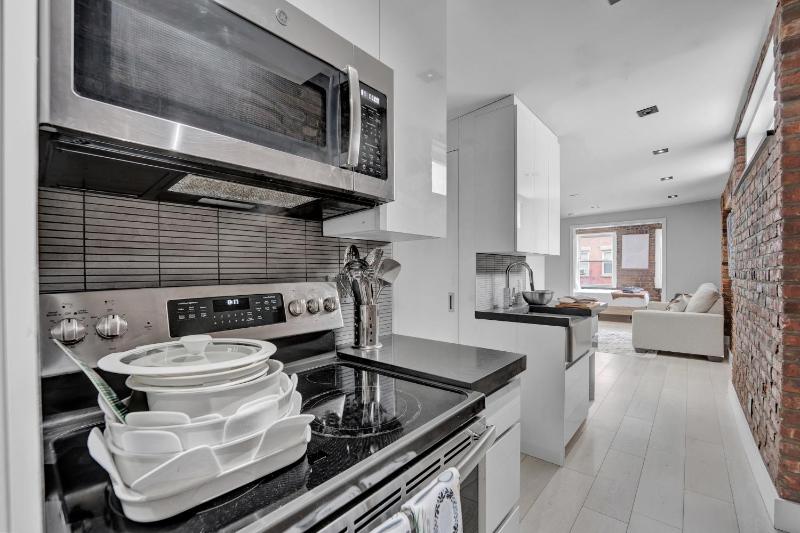 SoHo Designer 2BR with balcony - image 10