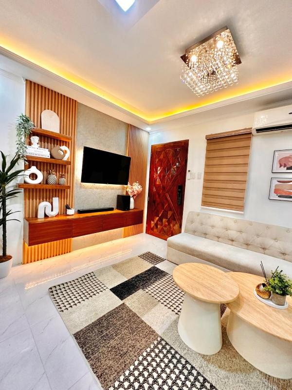 City Center 2BR Home near airport with Pool Access - image 13
