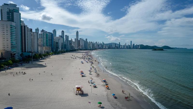 Apto c Churrasqueira e Garagem 300m da praia - image 12