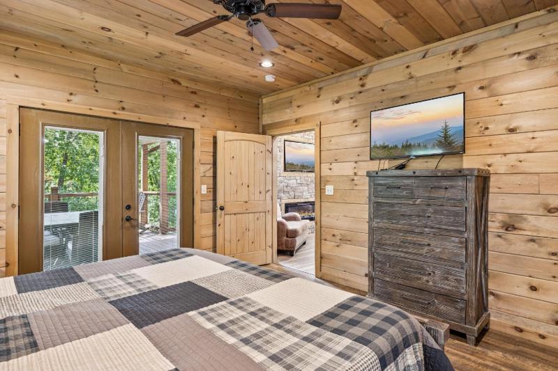 Iron Mountain Lodge cabin - image 26