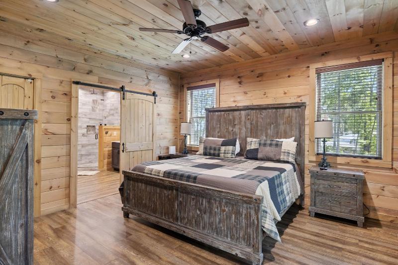 Iron Mountain Lodge cabin - image 21