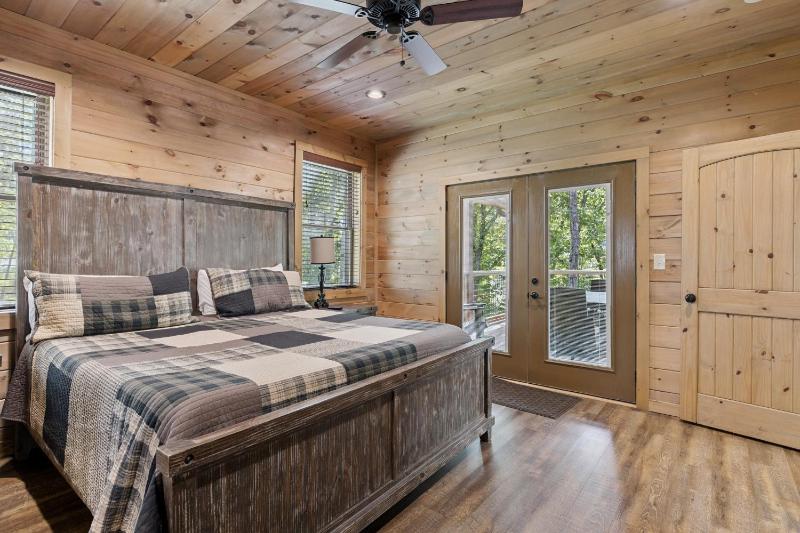 Iron Mountain Lodge cabin - image 33