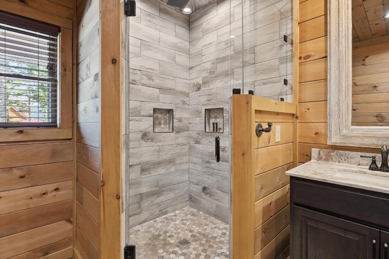 Iron Mountain Lodge cabin - image 43