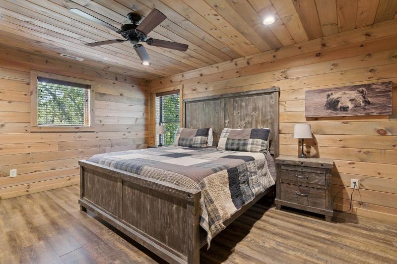 Iron Mountain Lodge cabin - image 46