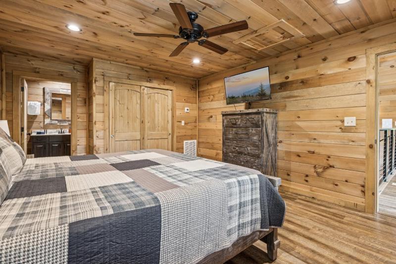 Iron Mountain Lodge cabin - image 8