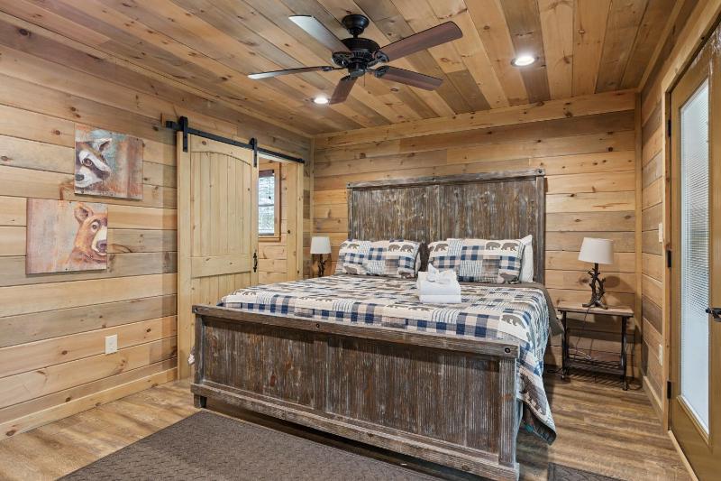 Iron Mountain Lodge cabin - image 23