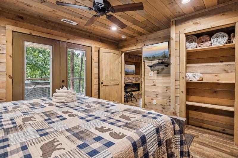Iron Mountain Lodge cabin - image 14