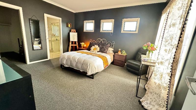 Coastal Tones - Designer Beach house - Pets Welcome - Huge Yard - Walk to Beach - image 17