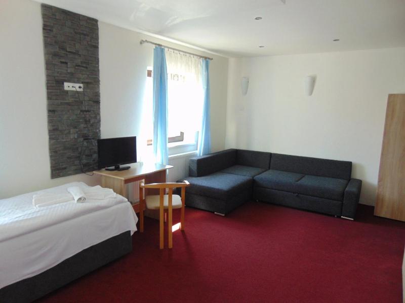 Economy Quadruple Room image 3