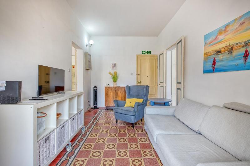 Authentic Apartment in the Heart of Valletta - image 6