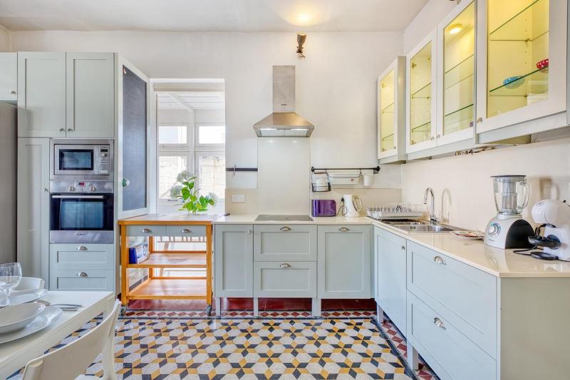 Authentic Apartment in the Heart of Valletta - image 2