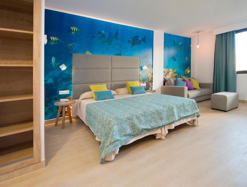 Family Room (2 Adults + 1 Child) image 3