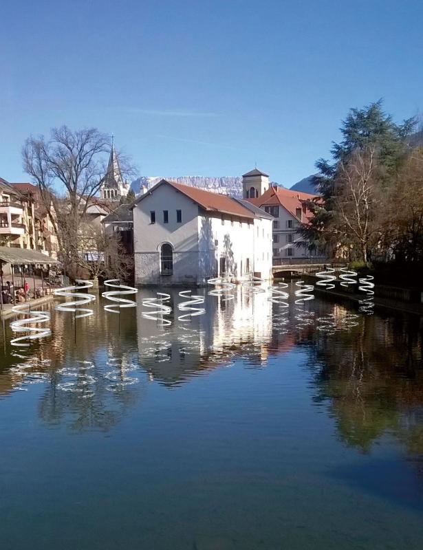 Bâtiment historique le long du canal du Thiou - zone piétonne au calme - Historic building along Thiou Canal - image 6