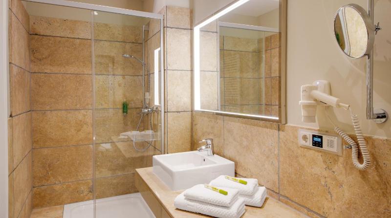 Deluxe Double Room without Balcony Garden View image 4