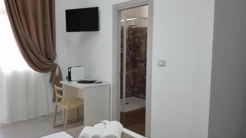 Deluxe Room image 4
