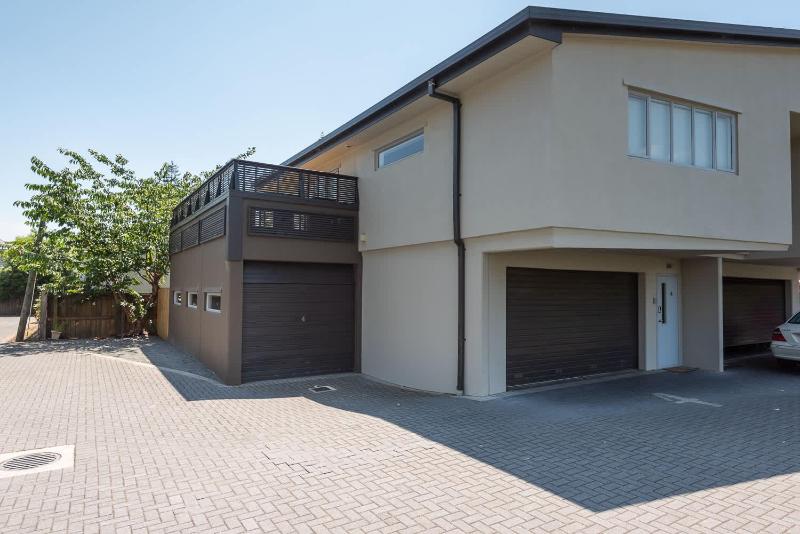 Twin Apartments - Walk to Forest with Spa Pools - image 5