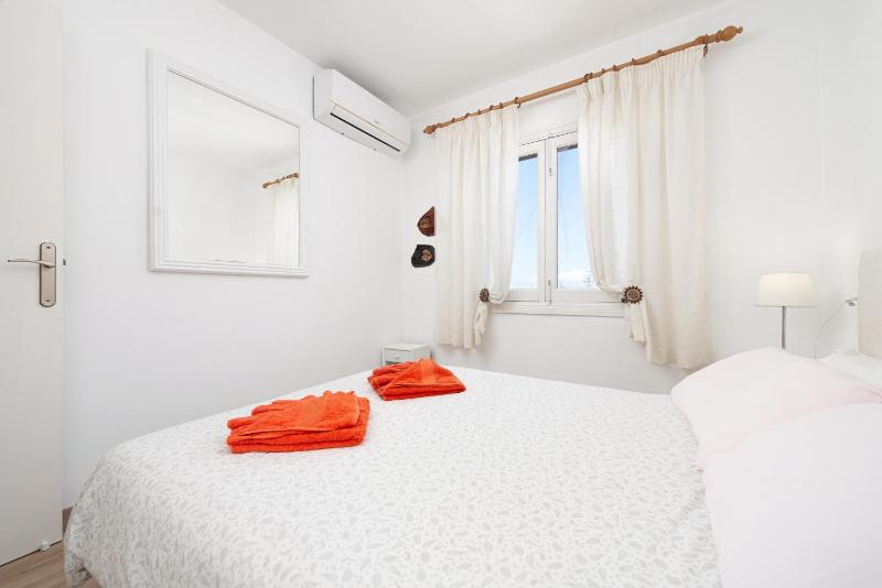 NEW Apartment Sol with Sea Views and Balcony by Bebreeze - image 10