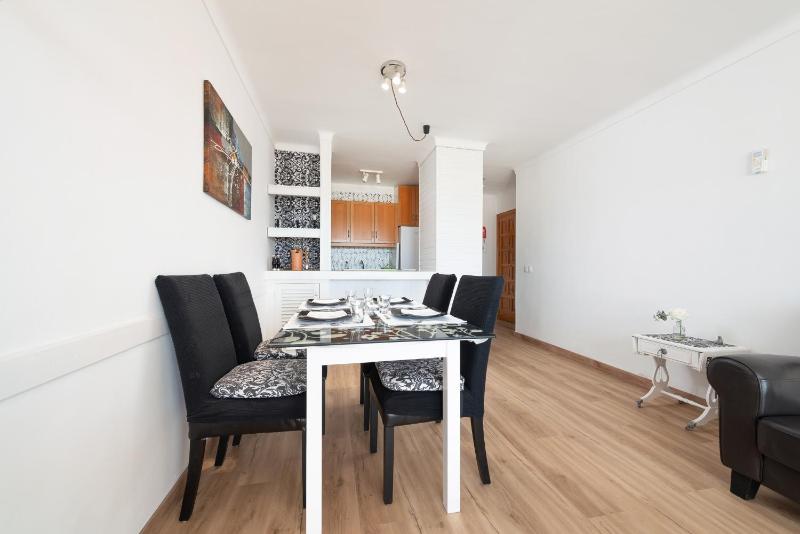 NEW Apartment Sol with Sea Views and Balcony by Bebreeze - image 2