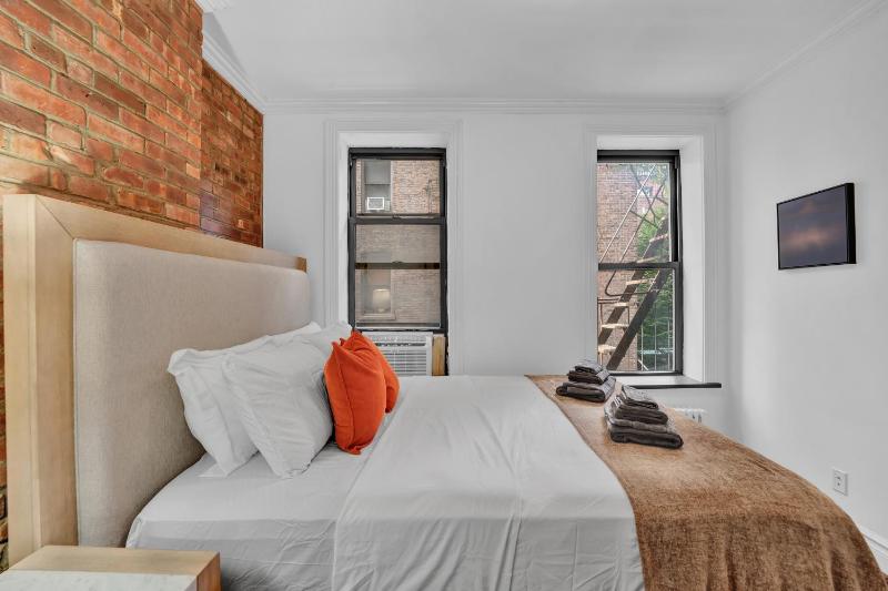 Spacious SoHo 1Bedroom Unit Washer & Dryer - image 14
