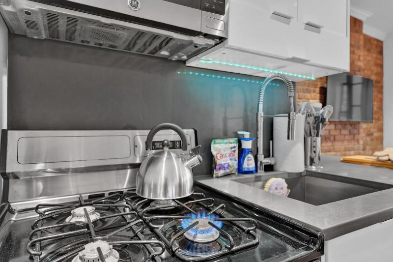Spacious SoHo 1Bedroom Unit Washer & Dryer - image 4