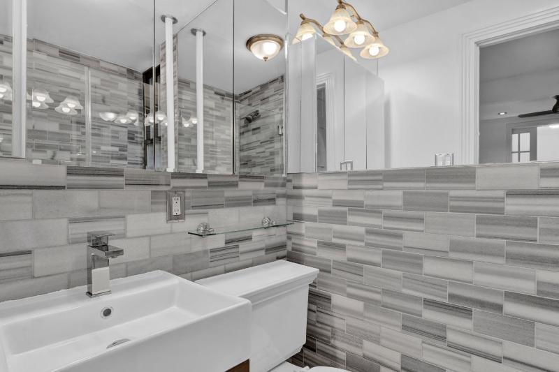 Spacious SoHo 1Bedroom Unit Washer & Dryer - image 2