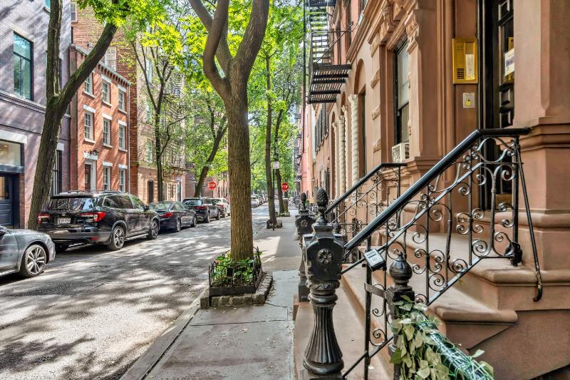 Spacious SoHo 1Bedroom Unit Washer & Dryer - image 13
