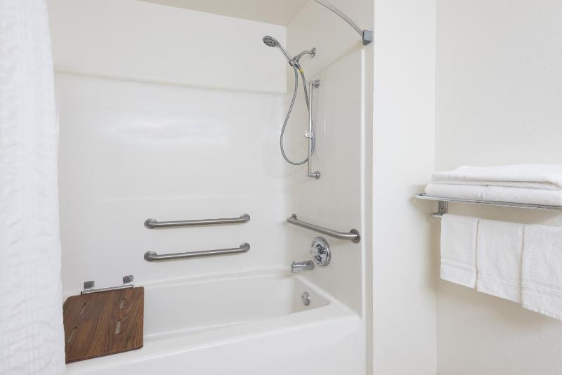 Queen Room - Mobility Access/Non-Smoking image 3