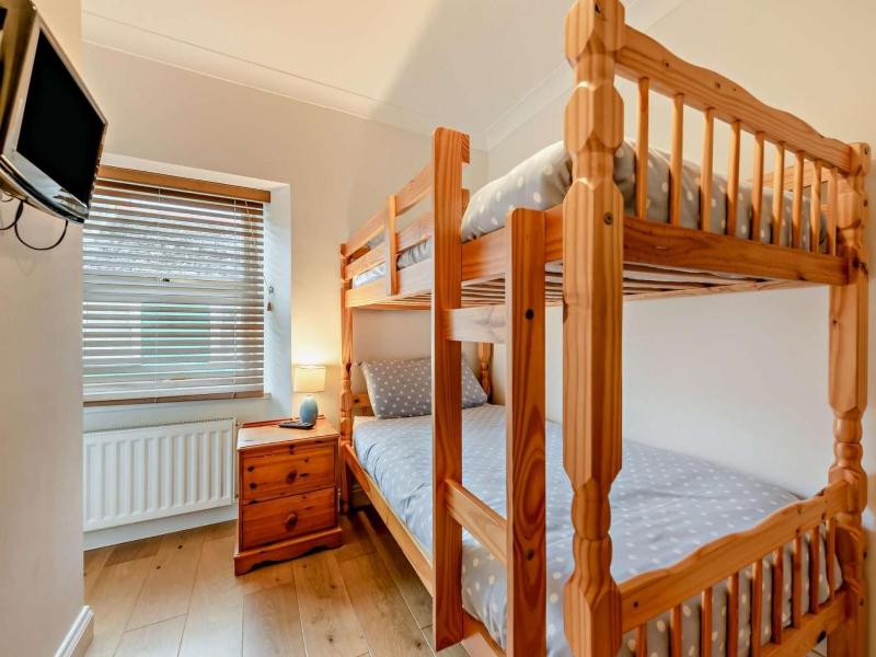 Clareston Cove - a lovely 3 bed cottage with sauna in Tenby town centre - image 8