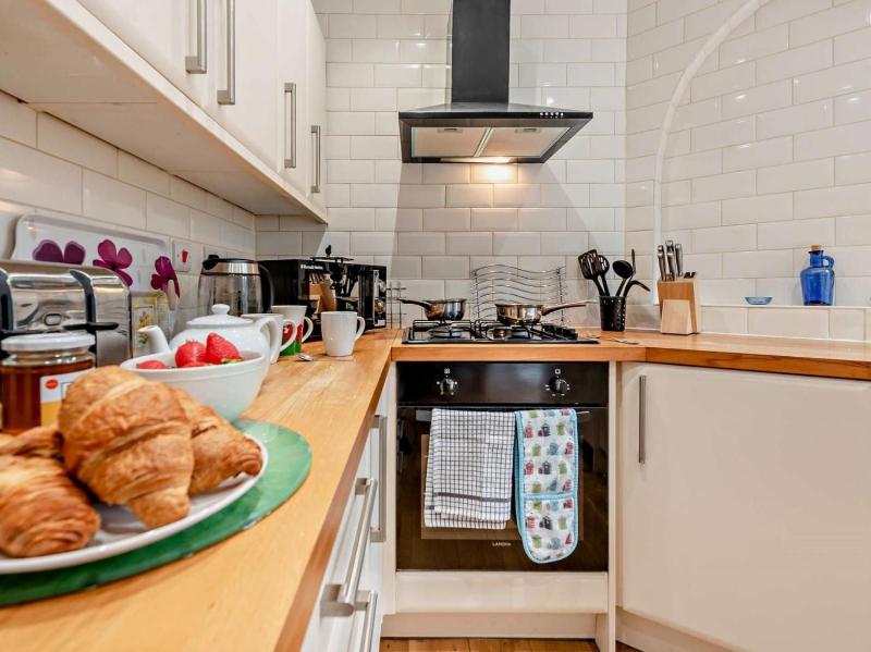Clareston Cove - a lovely 3 bed cottage with sauna in Tenby town centre - image 11