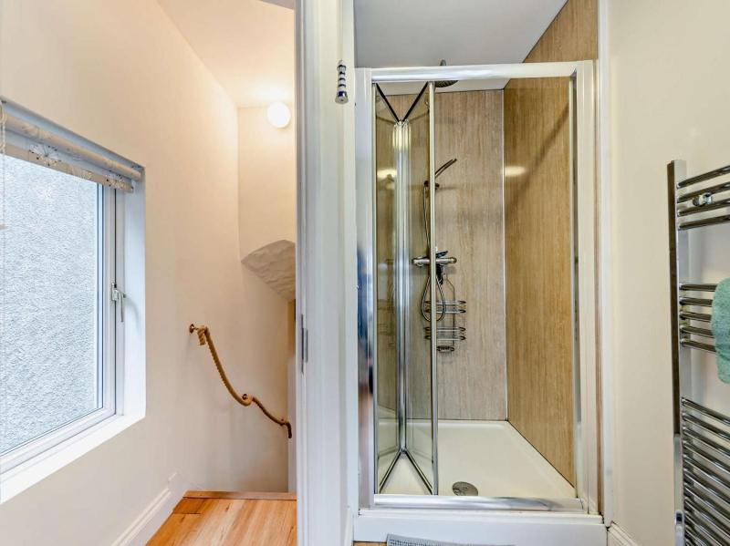 Clareston Cove - a lovely 3 bed cottage with sauna in Tenby town centre - image 7