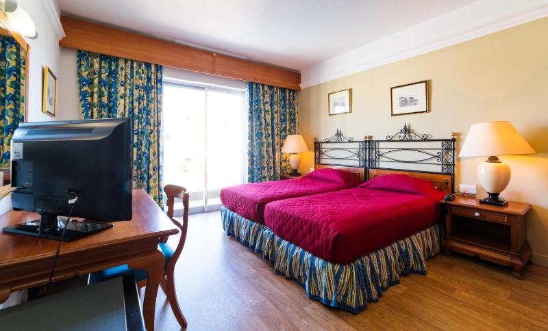 Twin Room with Pool View image 3