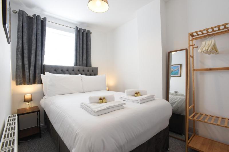Clives Abode - Centrally Located 2BR Family Home - image 6