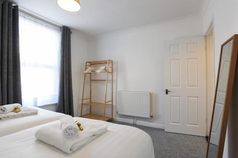 Clives Abode - Centrally Located 2BR Family Home - image 3