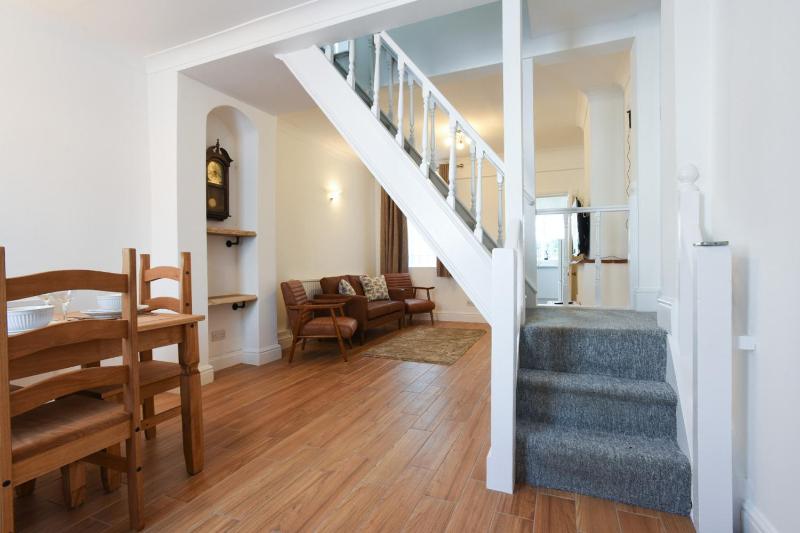 Clives Abode - Centrally Located 2BR Family Home - image 10