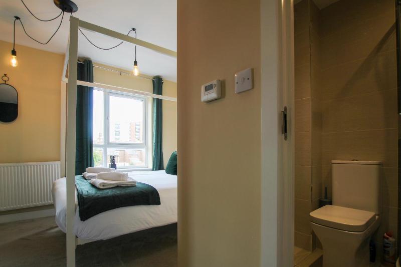 Luxury 3-Bed Chester Townhouse by Rework Accommodation - image 14