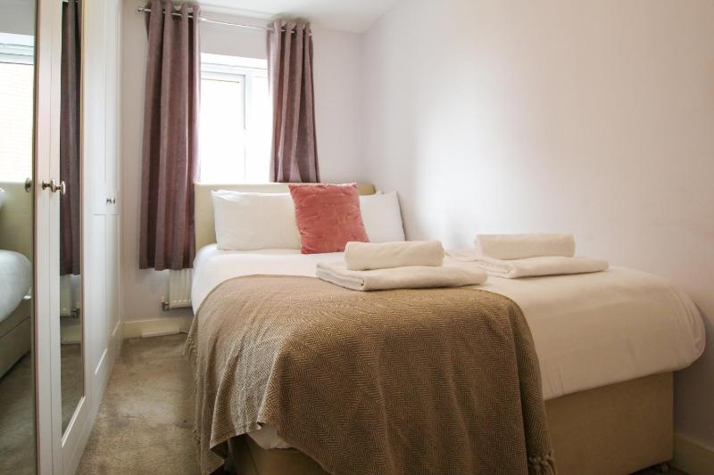 Luxury 3-Bed Chester Townhouse by Rework Accommodation - image 3