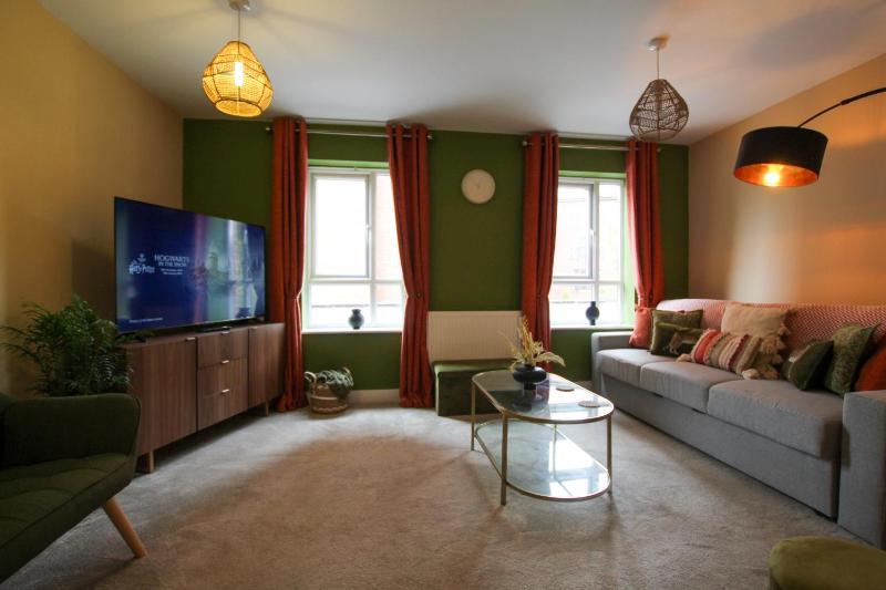 Luxury 3-Bed Chester Townhouse by Rework Accommodation - image 5