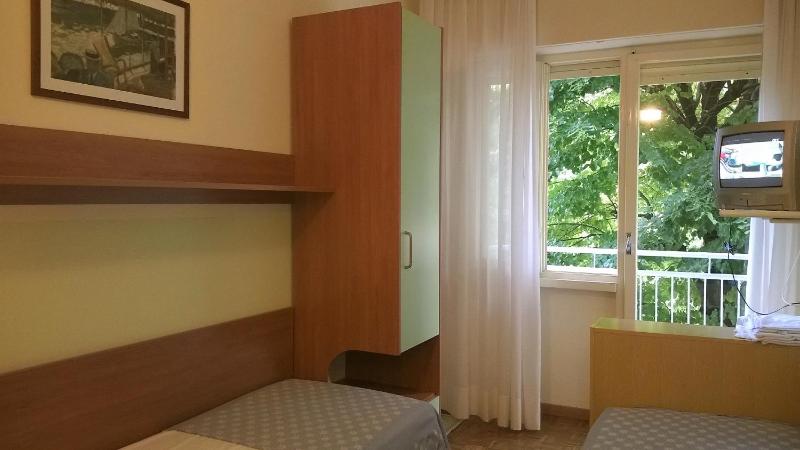 Standard Double or Twin Room image 4