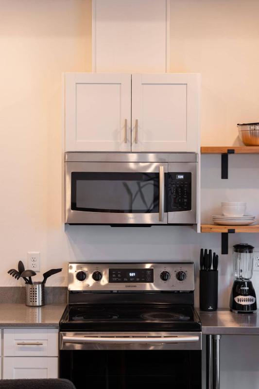 Modern Stylish Downtown Loft By UofA + Foodie Hub - image 13