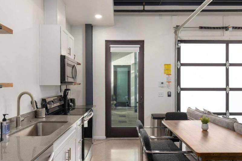 Modern Stylish Downtown Loft By UofA + Foodie Hub - image 34