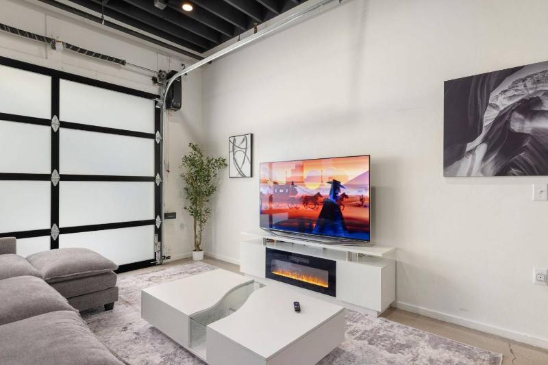 Modern Stylish Downtown Loft By UofA + Foodie Hub - image 18