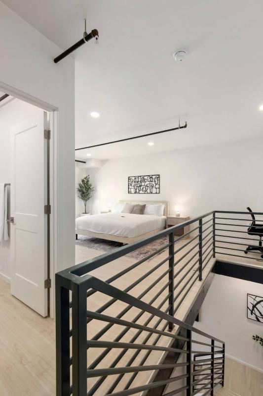 Modern Stylish Downtown Loft By UofA + Foodie Hub - image 21