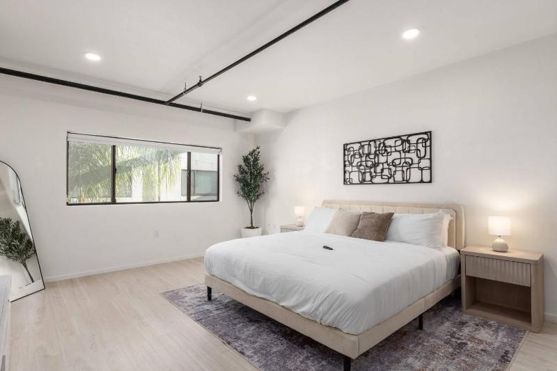 Modern Stylish Downtown Loft By UofA + Foodie Hub - image 23