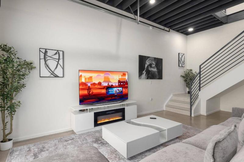 Modern Stylish Downtown Loft By UofA + Foodie Hub - image 20