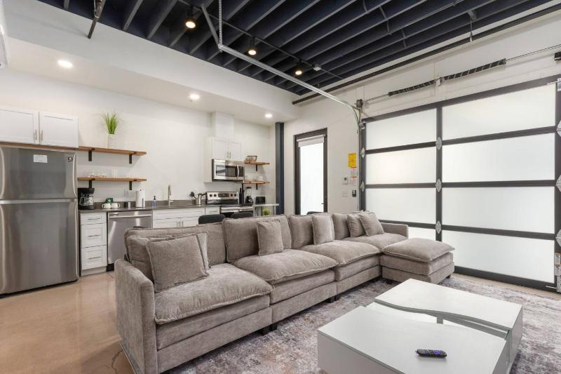 Modern Stylish Downtown Loft By UofA + Foodie Hub - image 2