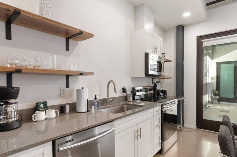Modern Stylish Downtown Loft By UofA + Foodie Hub - image 12