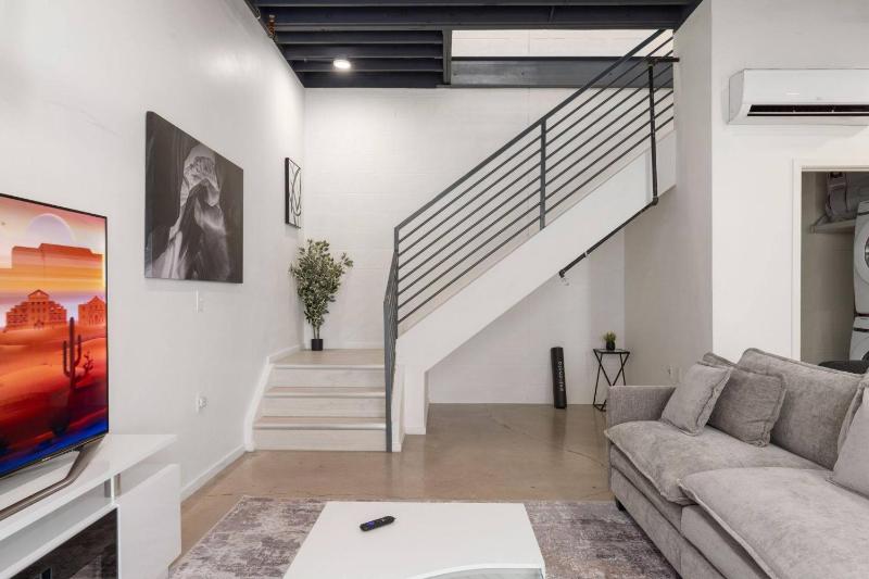 Modern Stylish Downtown Loft By UofA + Foodie Hub - image 31