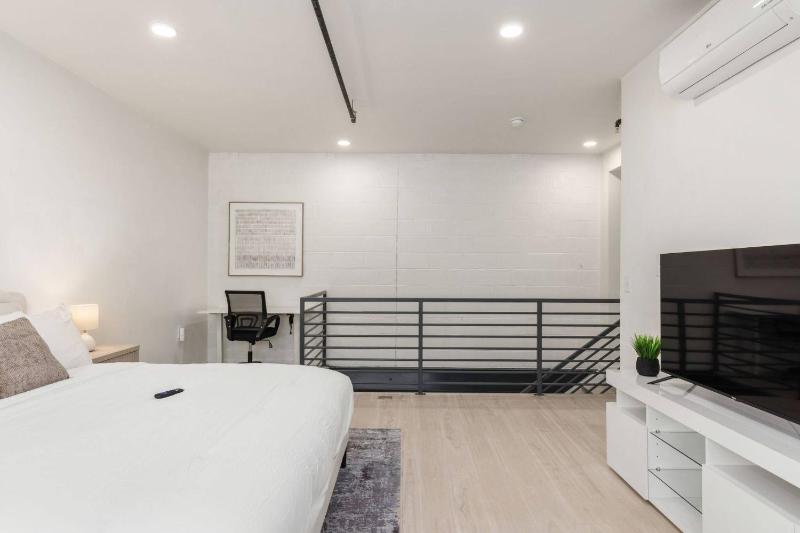 Modern Stylish Downtown Loft By UofA + Foodie Hub - image 14