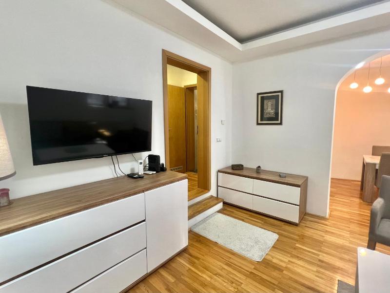Beautiful One-Bedroom Deluxe Apartment - image 7