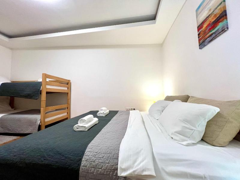Beautiful One-Bedroom Deluxe Apartment - image 15